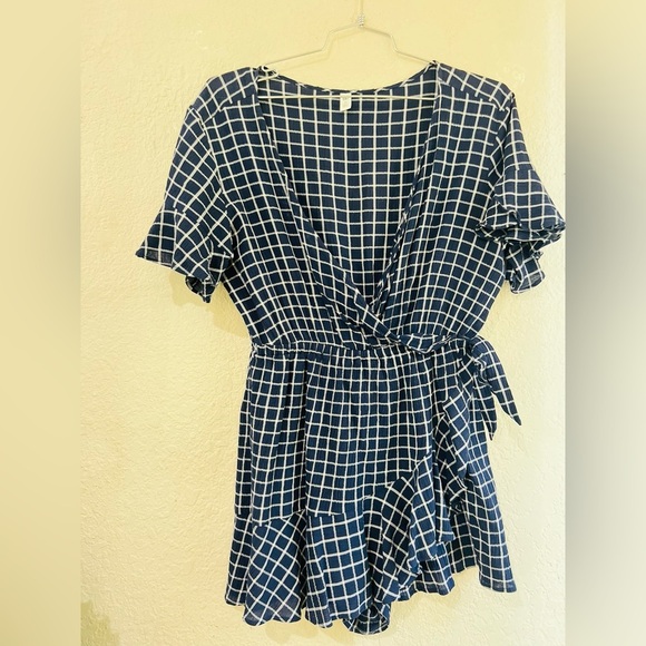 BP. Nordstrom Glen Plaid Wrap Short Sleeve Shorts Romper. Size Med blue & white - Picture 10 of 14
